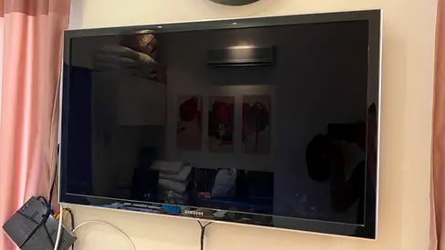 Samsung LCD TV Wall Mounted
