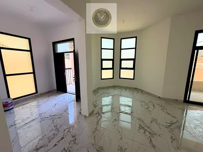 فيلا بالفلج مع 4 غرف ومجلسين وغرفة خادمة وباركن مسقوف وبلكونات ومساحات واسعة على شارع أسفلت
