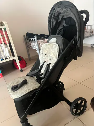 Lightweight single stroller with canopy and storage basket - good condition