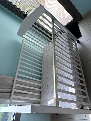 White wooden baby crib with mattress - good condition