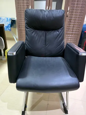 Black leather office chair with chrome legs — excellent condition