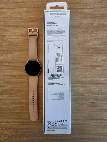 Samsung Galaxy Watch 4. Smart watch. Amazing condition. Wifi. GPS. UAE registration.