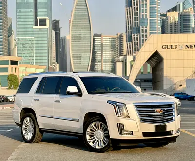 2017 CADILLAC ESCALADE PLATINUM LUXURY 6.2L V8 GCC SPECS WITH AGENCY SERVICE IN EXCELLENT CONDITION