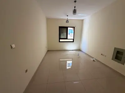 فرصة مميزة للسكن في موقع راقٍ وحيوي، شقة غرفة وصالة للإيجار السنوي في كورنيش عجمان بجوار دوار السفينة، تتميز بموقع استراتيجي