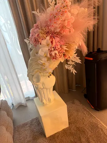 Beautiful horse head with flower arrangement