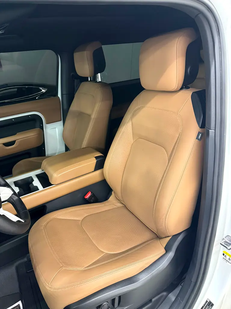 Land Rover Defender 2025