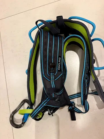 Edelrid Climbing Harness in Size S like new - Lightweight, Comfortable Used Harness with Carabiner