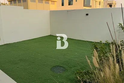 CLASSY 5-BEDROOM TOWNHOUSE | VACANT