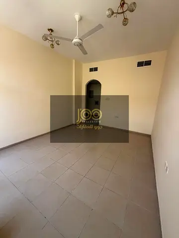 شقة مميزة ضمن منطقة حيويه يوجد بلكونتان تمنحان إضاءة وتهوية طبيعية ممتازة تكييف مركزي