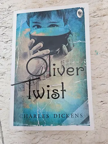 Oliver Twist by Charles Dickens - Paperback/Used