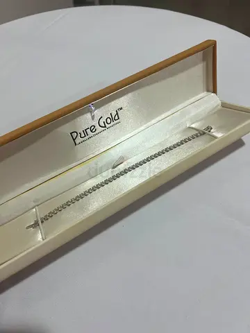 White Gold and diamonds.Tennis Bracelet in Pure Gold Box - Excellent Condition