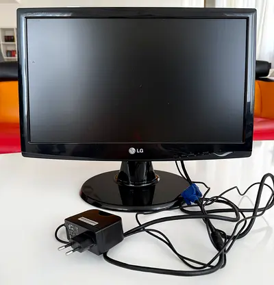 LG Flatron 18.5 Inch LCD monitor for urgent sale Excellent condition