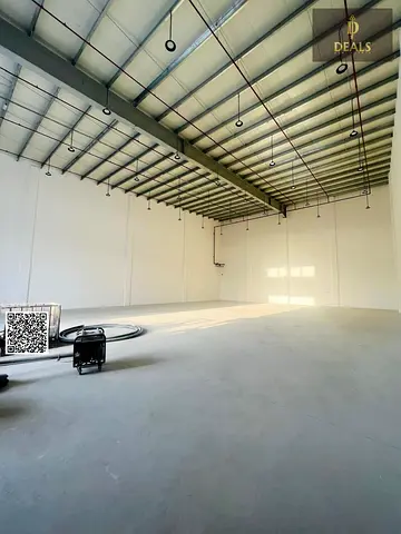 مستودع أرضي جديد للإيجار في الجرف 3 | 5500 قدم² | كهرباء 50 كيلو وات | ارتفاع 12 متر