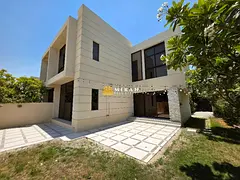 Singe Row - Massive Layout - Vacant