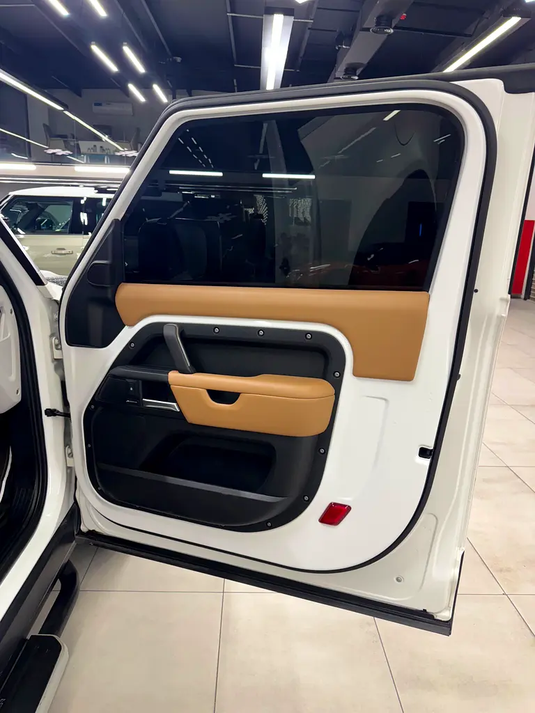 Land Rover Defender 2025