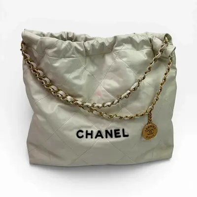 CHANEL 22 MEDIUM IN WHITE CALFSKIN LEATHER WITH GHW