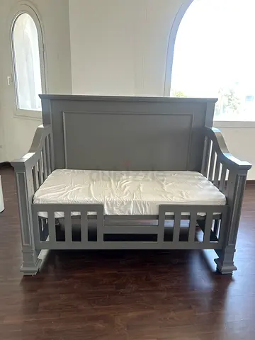 Heavy duty Grey wooden baby crib / convertible toddler bed with mattress
