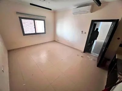 استوديو أرضي في المويهات 2 عجمان، مساحة كبيرة وتكييف سبليت وموقع مميز على شارع رئيسي