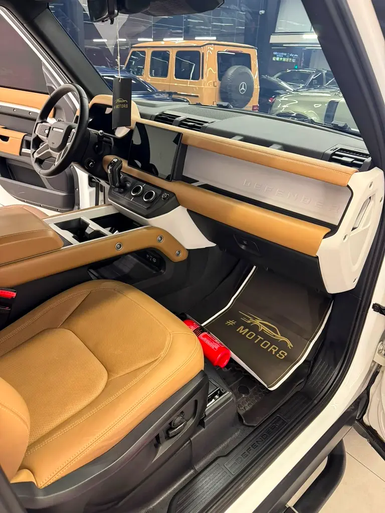 Land Rover Defender 2025