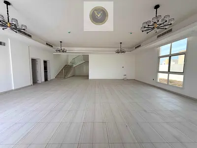فيلا فاخرة جديدة بالكامل للإيجار أول ساكن تضم خمس غرف نوم ماستر وحديقة واسعة مع مواقف سيارات خاصة، وتصميمات داخلية راقية