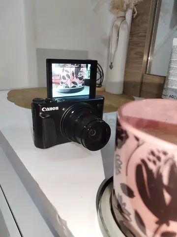 Canon compact digital camera with flip screen - good condition السعر قابل للتفاوض بالمعقول