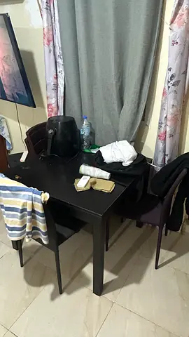 Extendable dining table For sale