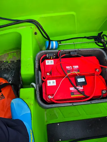 lithium batteries 12v maxima 100 ah. 1 year old. 40 cycles. Bluetooth app for all data.