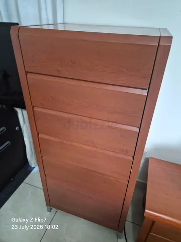 Chest of drawers / tall dresser in good condition - wood finish