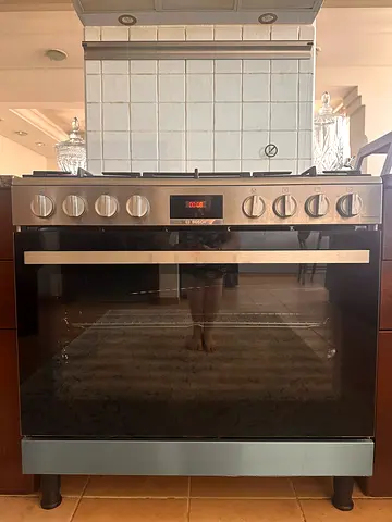 Bosch Free Standing 5 Burner Gas Cooker Stainless Steel with free Gas Cylinder – Excellent Condition