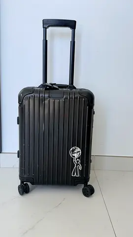 RIMOWA - Black hard-shell carry-on suitcase with spinner wheels - good condition