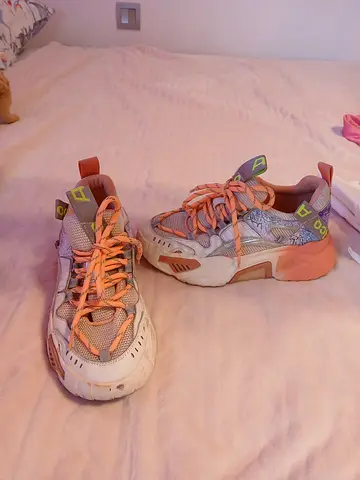 Sports shoes
