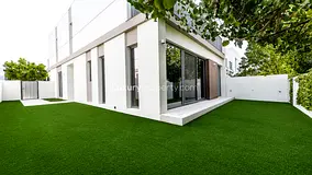 Vacant | Single Row | Landscaped Garden
