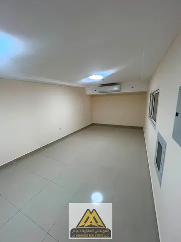 إذا كنت تبحث عن استوديو واسع بتشطيب جديد وسعر مميز في موقع حيوي، فهذه فرصة لا تُعوّض في الجرف 3 – عجمان. استوديو أول ساكن بمساحة كبيرة، ومطبخ منفصل، ي