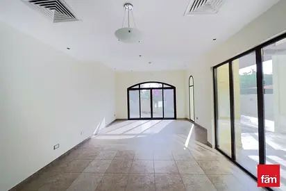 Corner 4 Bedrooms Signle Row Upgraded
