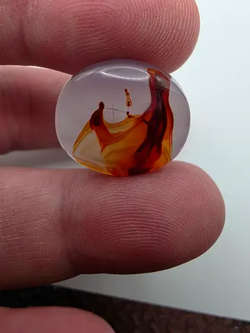 Polished agate with amber-colored inclusions - عقيق مصور