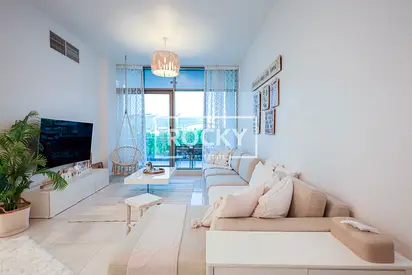 Vacant on Transfer | Bright Interiors | Modern