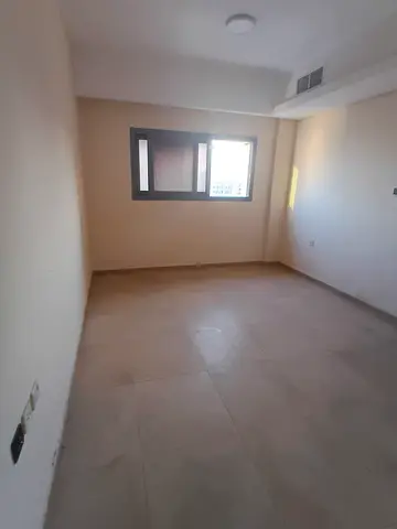 شقة للإيجار السنوي – القاسمية 📍 خلف ميجا مول 🏡 غرفة وصالة 🚗 باركينج داخل البناية 💰 الإيجار السنوي: 30,000 درهم 💳 الدفع: 4 أو 6 دفعات