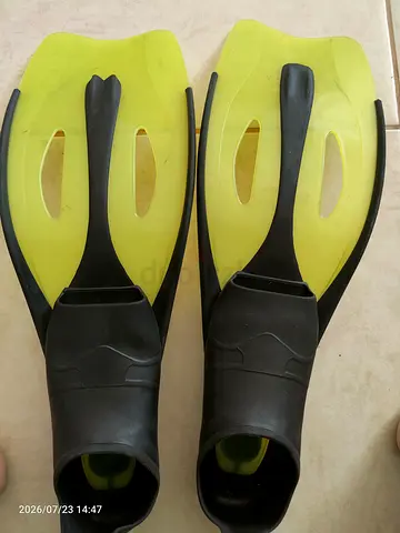 Pair of short swim fins / snorkeling fins - size 32/33. In good condition.