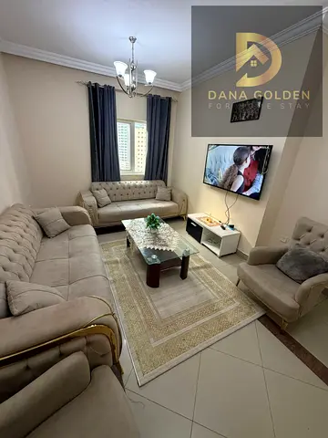 متاح شقة ثلاث غرف و2 صاله بلكونه أطلاله كامله على البحيره برج منازل 5 غرفه خدامه ثلاث حمامات مفرش فرش فندقى الشارقه التعاون. 7000 مع نت