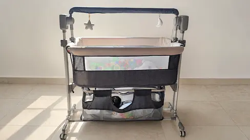 Electric Baby Crib Swing Adjustable Bedside Sleeper Bassinet with Wheels, Mosquito Net  Storage
