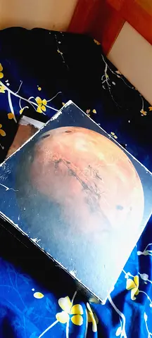 Selling a Four Point Puzzles – Mars 1000-piece circular jigsaw puzzle. The outer box has some minor