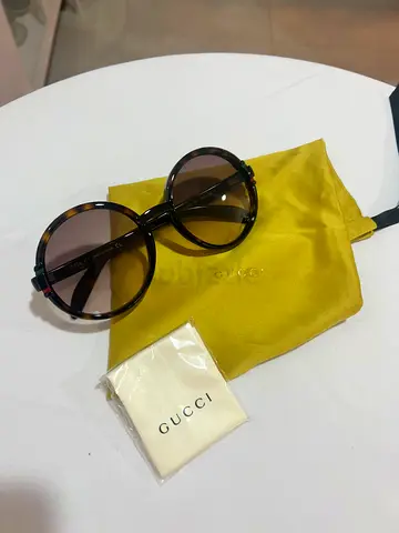 Gucci round tortoiseshell sunglasses with pouch