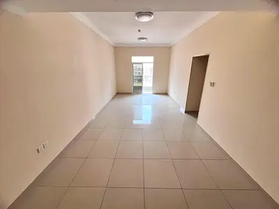 شقة غرفتين وصالة بمساحات كبيرة للإيجار في الجرف 3، خزائن بالحائط وشقة مضيئة بالكامل في موقع مميز وسهل الوصول للشارقة ودبي