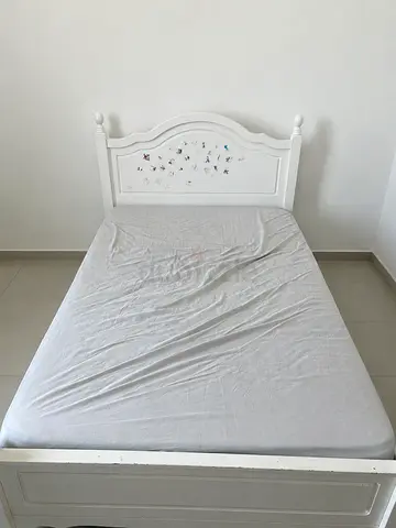 White single wooden bed with headboard - good condition