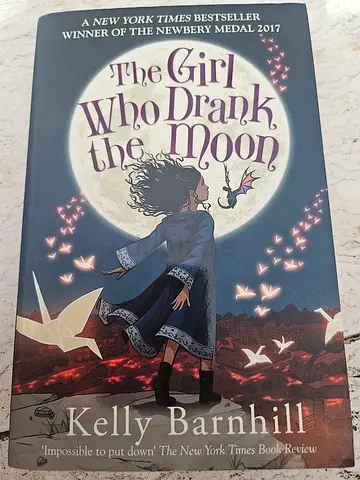 The Girl Who Drank the Moon - Kelly Barnhill (Paperback)