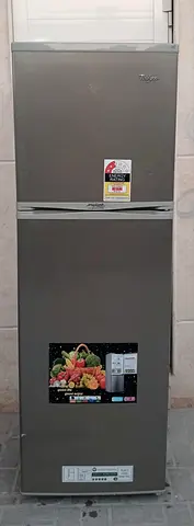 Double door Whrilpool Refrigerator, condition good cooling, with 255 liters, silver in color.