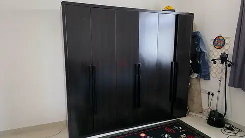 Dark wood 4-door wardrobe / Pan Emirates in good condition