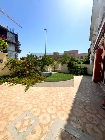 LARGE CORNER 5BR WITH PRIVATE BACKYARD