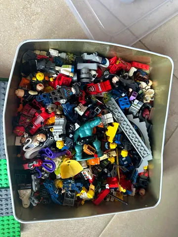 4-5 kg Box of mixed LEGO brick pieces arranged by color along with mini figures and building bases.