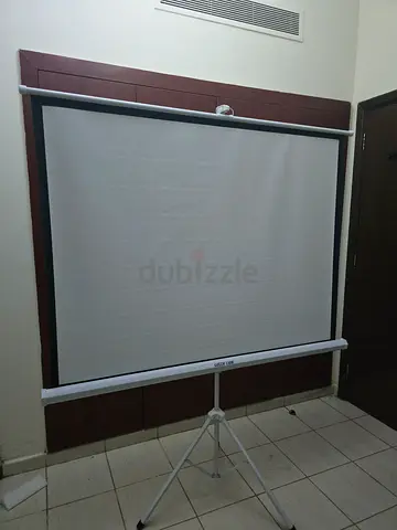 Green lion projector screen